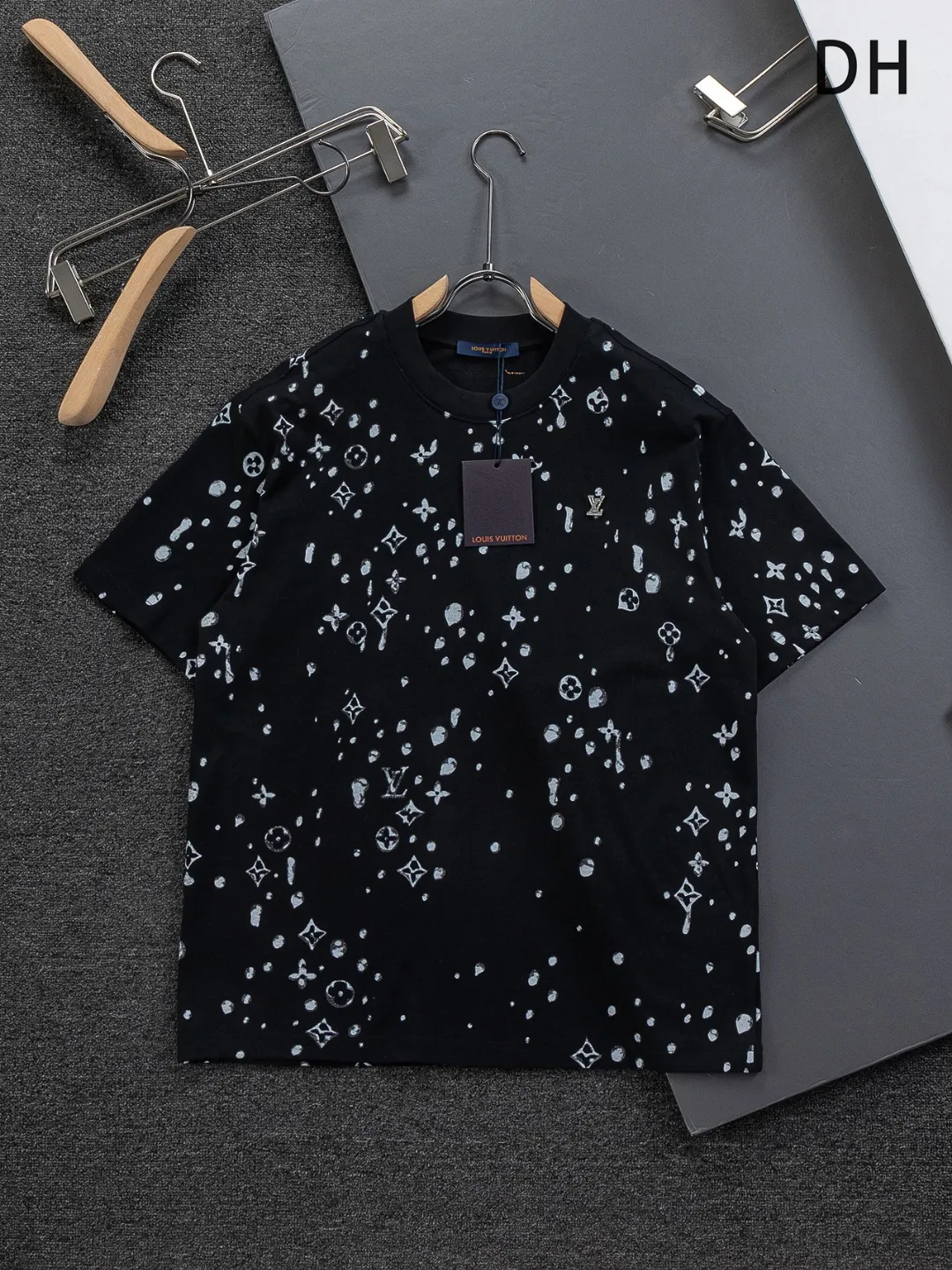 🅿️200 Louis Vuitton 1V LV lv slightly wide version S-XL LV 26ss new products are available at counters simultaneously. Multiple craftsmanship. Gold thread jacquard checkerboard letters on the chest🪡 embroidery. Round neck short-sleeved T-shirt, same style for men and women! Consigned to one-to-one creation. Synchronized with the official website, pure cotton fabrics at the counter! It is close to the skin and comfortable, durable and easy to wear. It has a classic and simple logo design and meticulous original craftsmanship. Short-sleeves, a must-have item for men, do not appear to be the same for the general public, but must be unique and eye-catching. This LV short-sleeve is all about quality, comfort, the same shape and fashion as always, including fabrics and cutting techniques. All of them have been made with great effort! 320 grams of washed pure cotton fabric, pure cotton is breathable, very refreshing and comfortable for daily wear. The rib knitting on the neckline is smooth and tight, and the neckline will not be skewed if you toss it at will. The loose version, you will find that it looks really good on the upper body. The overall is minimalist and neat, super versatile for daily use! Pair it casually with a pair of pants for a youthful look. A T-shirt will make your outfit crazy. It is a fashionable item that can never go wrong! Color: Black White Size: S-XL Size chart: S: Shoulder width 50-Bust 56-Length 70 M: Shoulder width 52-Bust 57-Length 72 L: Shoulder width 54-Bust 59-Length 74 XL: Shoulder width 56-Bust 62-Length 76